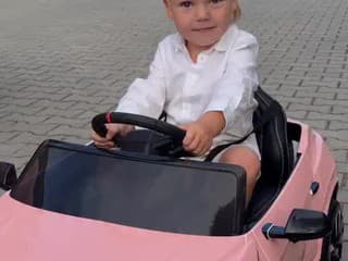 Dominika Myslivcová so synčekom jazdia na rovnakých autách