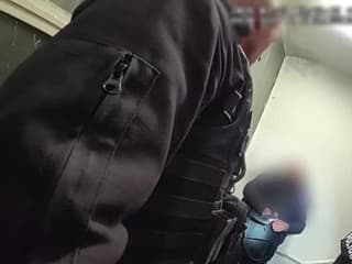 Piatkový nočný zásah polície v Bratislave skončil zadržaním dvoch osôb