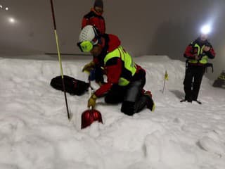 Horskí záchranári na Donovaloch precvičujú lavínovú záchranu