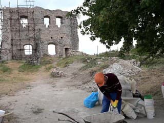 Pokračujú práce na obnove Turnianskeho hradu, pomôcť môžu aj turisti