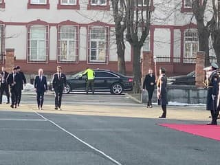 Príchod ministra obrany SR Roberta Kaliňáka a ministra obrany ČR Jaromíra Zůnu na ceremoniál prijatia