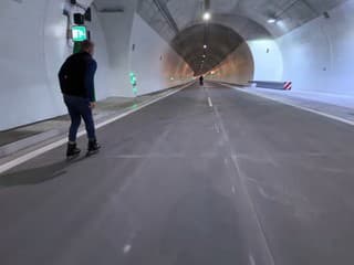 Fico sa počas korčuľovania tunelom Višňové nechal počuť, že aj pri tomto projekte sú dva svety