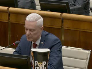 Poslanec Ferenčák očakáva divadlo a do pléna prišiel s kolou a popcornom