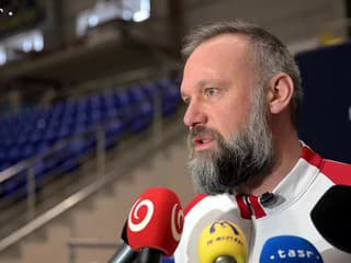 Tréner slovenských hádzanárok Jan Beňadik pred zápasom EHF EURO CUP-u