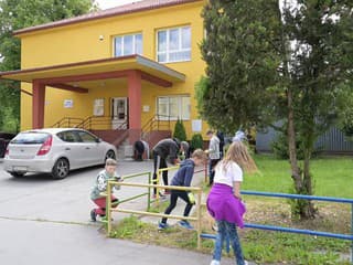 Deti s učiteľkami skrášlili okolie ABC Centra voľného času v Prešove