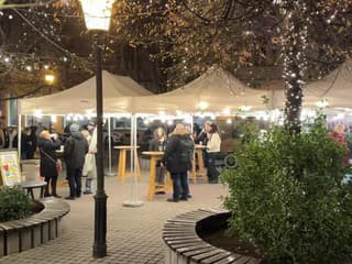 Vianočná tržnica na Námestí Nežnej revolúcie v Bratislave