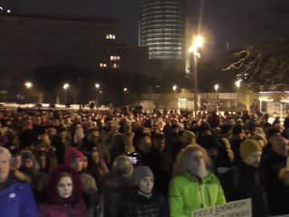 Ľudia si pripomenuli 8. výročie vraždy novinára J. Kuciaka a jeho snúbenice M. Kušnírovej