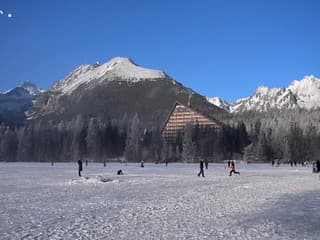 Turisti na zamrznutom Štrbskom plese