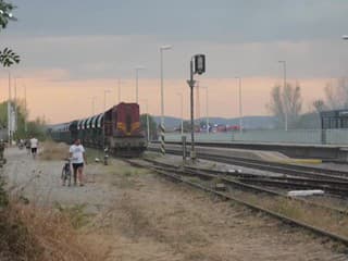 Požiar blízko stanice v Dunajskej Lužnej obmedzil železničnú dopravu