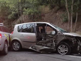 Šialené zábery! Do cisterny pri zásahu narazilo osobné auto, hasičov delili od zrážky centimetre