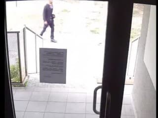 Polícia pátra po páchateľovi, ktorý v Bratislave strhol žene retiazku