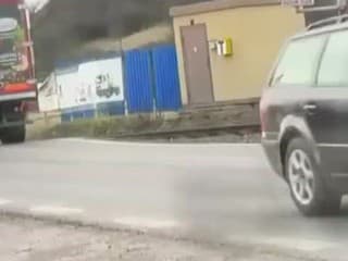Absolútny hazard! Vodiči ignorovali výstražnú signalizáciu 