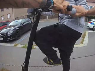 Policajti spacifikovali 16-ročného chlapca, ktorý im unikal na elektrokolobežke
