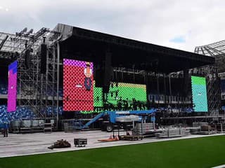 Prípravy na koncert Enriqua Iglesiasa na Národnom futbalovom štadióne v Bratislave