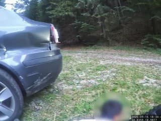Polícia obvinila podozrivých, ktorí ukradli auto vo Zvolene a unikali na ňom