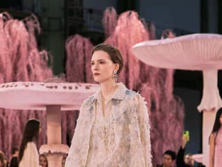 Matthieu Blazy debutuje v CHANEL: Haute Couture jar/leto 2026 ako intímny dialóg medzi ženou a odevom