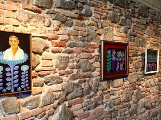 Na Bratislavskom hrade otvorili výstavu Modré noci Jána Kňazovica