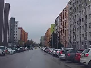 Pod kolesá osobného auta vbehol v Nových Zámkoch 11-ročný chlapec