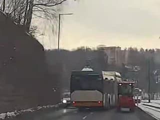 Riskantný manéver vodiča MHD! Neuveriteľný hazard s ľudskými životmi