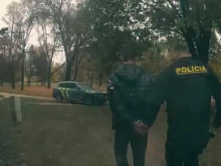 Pre zapálenie dverí košického bytu muža väzobne stíhajú
