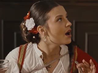 Moderátori relácie História chutí v šoku: Šéfkuchár im naservíroval jaternicu v jeleňom konečníku