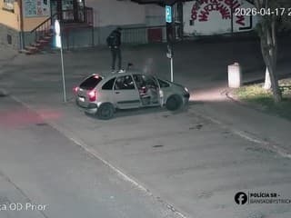 Šialené zábery z Lučenca! Opití tínedžeri sadli za volant, jazda na streche im prišla vtipná