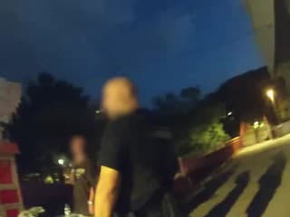 Partner napadol svoju bezvládnu ženu priamo pred mestskými policajtmi