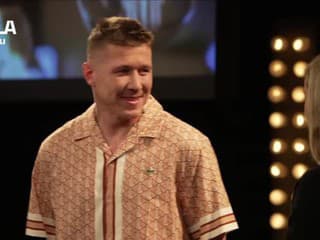 Hosť prišiel do šou ADELA trochu inak až veľmi inak: Pozrite, čo mal futbalista na nohách!