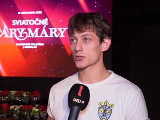 Známeho herca v rozprávke Čáry-máry nespoznáte: Dlhé vlasy mu fakt seknú! Prečo sa dal ostrihať?