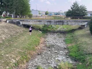 Vyschnuté koryto rieky Bebrava v meste Bánovce nad Bebravou