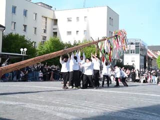 TRNAVA: UFS Trnafčan a stavanie mája na Trojičnom námestí