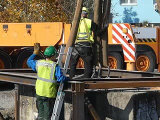 Protitankovú stenu v Petržalke, na trati električky, presunuli