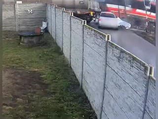 Vodič vošiel na priecestie v čase, keď už výstražné zariadenie signalizovalo príchod vlaku, nasledoval náraz