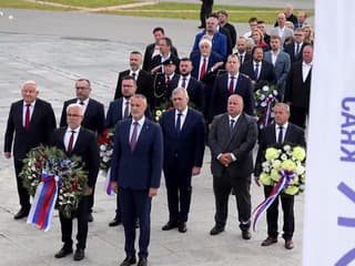Pietny akt kladenia vencov pri Pamätníku oslobodenia a víťazstva v Dargovskom priesmyku pri príležitosti Dňa víťazstva nad fašizmom