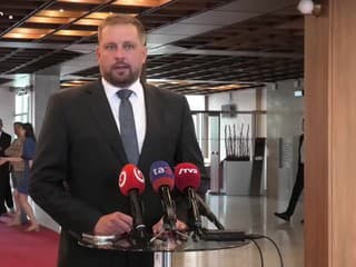 Poslanci posunuli do 2. čítania novelu liekovej politiky