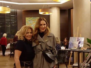 Zábery z umeleckej výstavy: Vittekovej nečakaný spoločník, známa Slovenka s barlami!