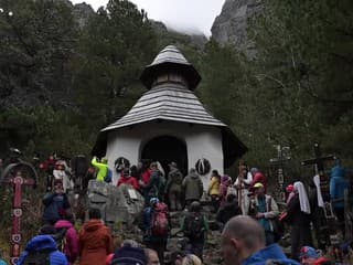 Pietna spomienka na obete hôr na Symbolickom cintoríne pri Popradskom plese