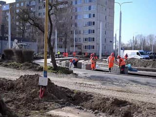 Modernizácia električkovej trate 2 na Sídlisku Nad jazerom pokračuje podľa plánu