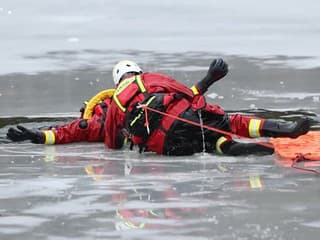 Taktické cvičenie záchrany osôb z preboreného ľadu na Vodnej nádrži Košiare