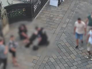 Žena skolabovala priamo pred očami policajtov