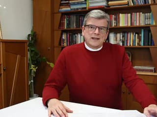 Večer po západe slnka začína vigílna svätá omša Kristovho zmŕtvychvstania, vysvetľuje farár Holbička