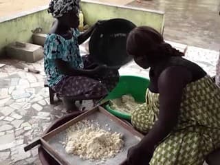 Attiéké je jedlo z dusených hľúz manioku, vyrábajú ho obyvatelia lagún na Pobreží slonoviny