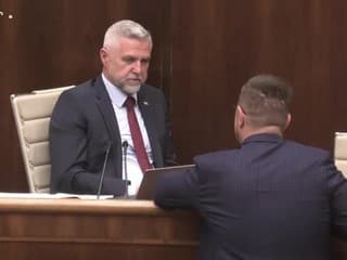 Opozícia v pléne diskutuje o zrušení zákona, ktorý mal transformovať ÚOO