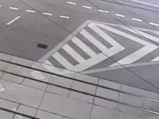 Len osemročné dievča sa túlalo večernými ulicami v meste