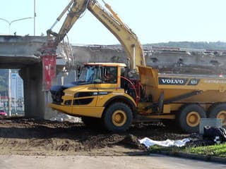 Búranie poškodeného mosta v Banskej Bystrici