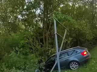 Policajná naháňačka skončila za hranicami v priekope.
