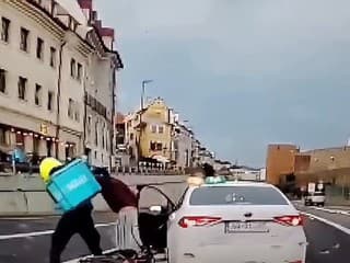 Na Moste SNP sa priamo uprostred premávky pobili dvaja kuriéri