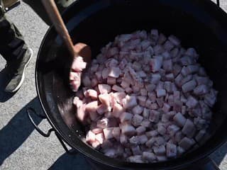 Súťaž v škvarení oškvarkov v Turej Lúke na Myjave