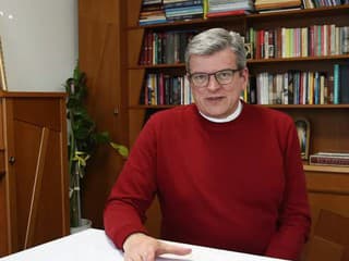 Farár Holbička: Dopoludnie patrí omši svätenia olejov a obnove kňazských sľubov