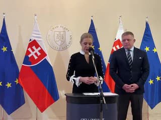 Robert Fico, Denisa Saková a predstaviteľ Slovnaftu Gabriel Szabó z Úradu vlády